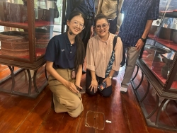 LINE_ALBUM_ดูงาน จ_แพร่_260316_14.jpg - โครงการส่งเสริมกิจกรรมผู้สูงอายุ ประจำปี 2569 กิจกรรมการศึกษาดูงานเพื่อพัฒนาคุณภาพชีวิตให้กับผู้สูงอายุ เทศบาลตำบลสันป่าตอง ณ วิสาหกิจชุมชนหม้อห้อมทุ่งเจริญย้อมสีธรรมชาติ อำเภอเมืองแพร่ จังหวัดแพร่ | https://www.sanpatong.go.th